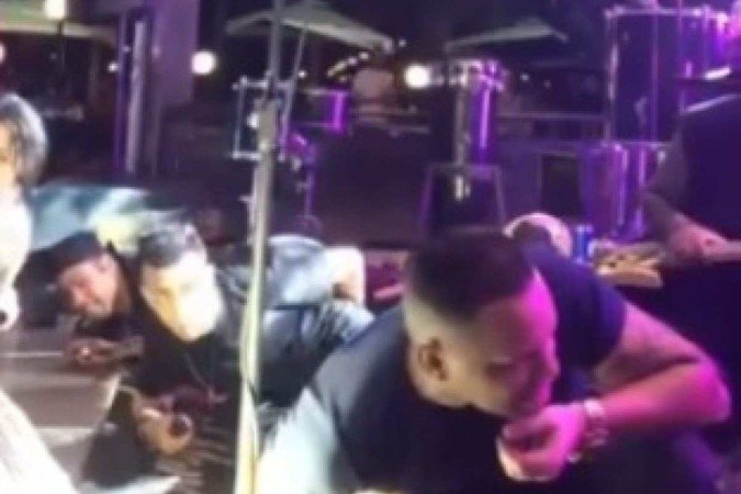 Vídeo mostra momento em que tiros são disparados em bar onde segurança foi morto - (crédito: Reprodução/Redes sociais) Vídeo mostra momento em que tiros são disparados em bar onde segurança foi morto - (crédito: Reprodução/Redes sociais)