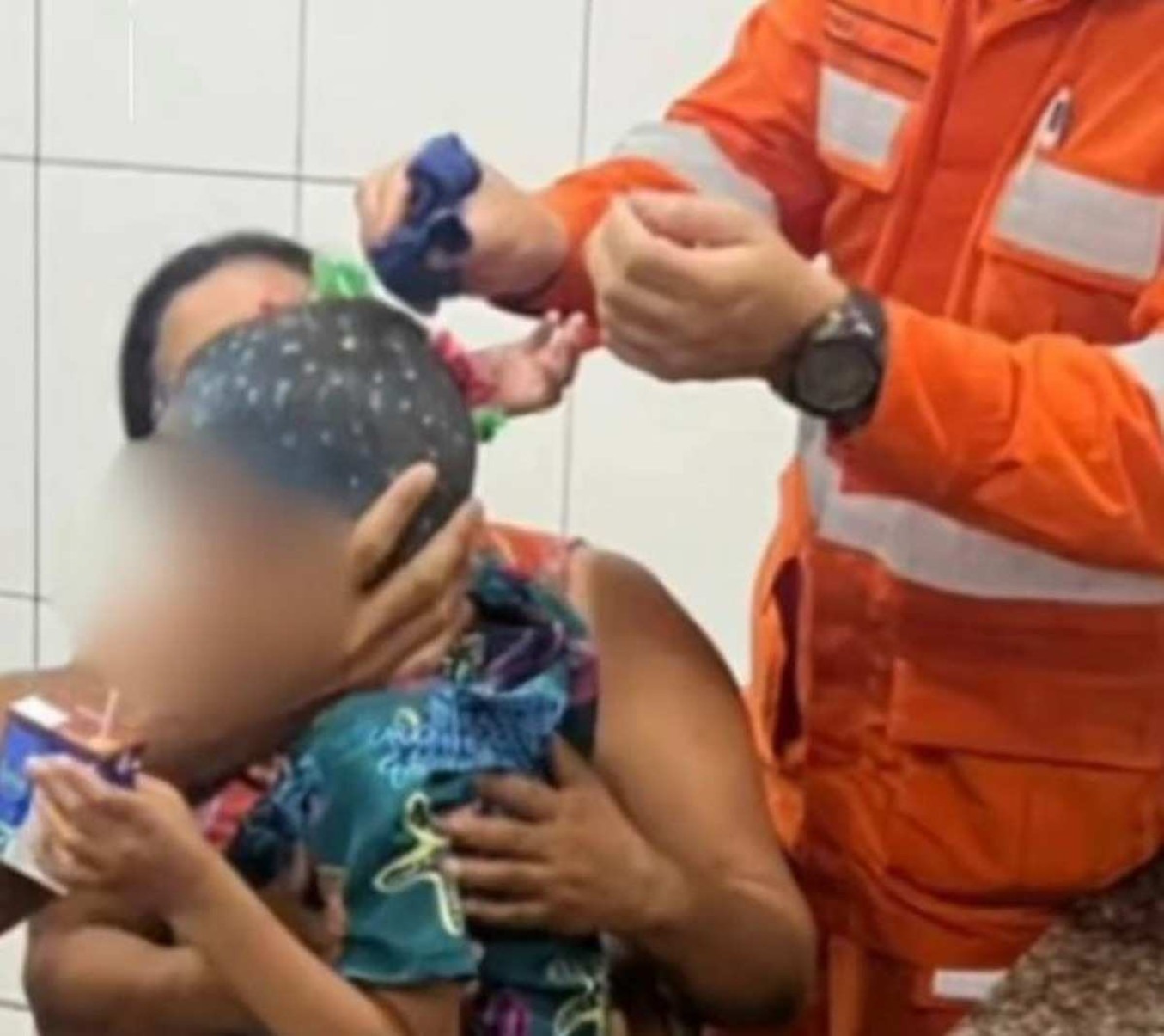 'Cabelo maluco': bombeiros socorrem criança com objetos presos na cabeça