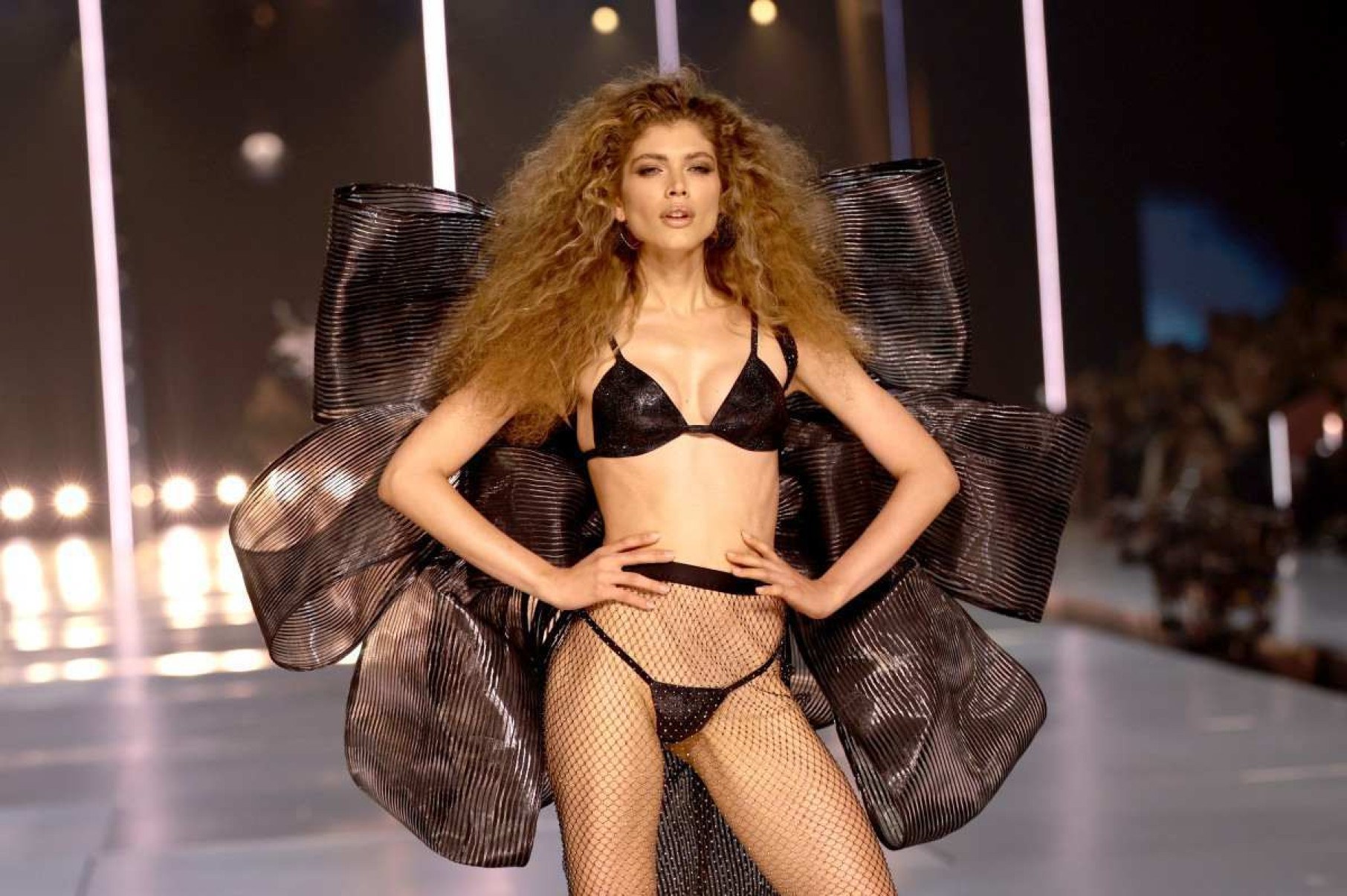 Valentina Sampaio durante o desfile da Victorias Secret