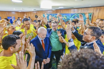 Na cerimônia no Palácio do Planalto, o deputado Otoni de Paula (D) orou por Lula com demais evangélicos: parlamentar ressaltou que o presidente era acusado de querer fechar igrejas  -  (crédito: Ricardo Stuckert / PR)