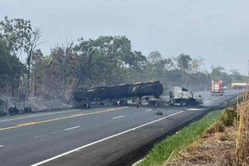 Polícia Militar Rodoviária e Corpo de Bombeiros atuaram no acidente que vitimou o motorista do caminhão -  (crédito: PMRv/Divulgação)