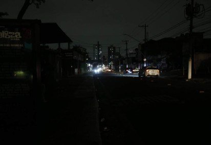 Parte de São Paulo, de São Bernardo do Campo e de Diadema continuam às escuras desde sexta-feira -  (crédito: Paulo Pinto/Agência Brasil) -Parte de São Paulo, de São Bernardo do Campo e de Diadema continuam às escuras desde sexta-feira -  (crédito: Paulo Pinto/Agência Brasil)
