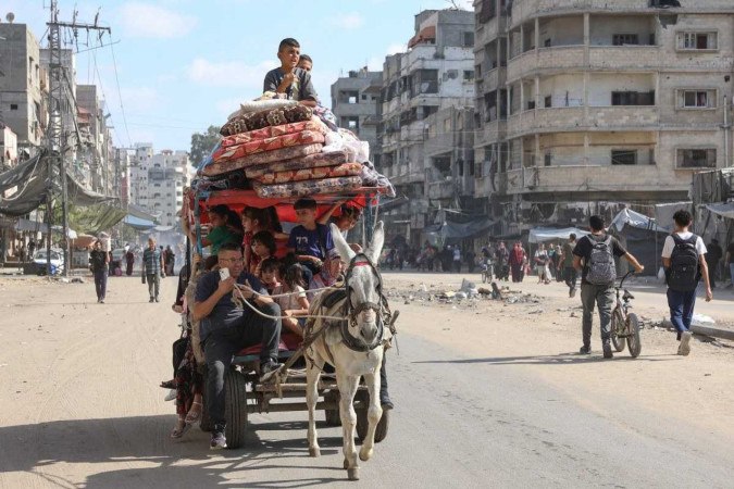 Palestinos fogem do norte da Cidade de Gaza, com medo das incursões e dos bombardeios israelenses  -  (crédito: Omar Al-Qattaa/AFP)