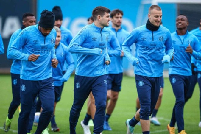 Jemerson (esquerda) e Kannemann (centro) são duas das principais peças utilizadas na zaga do Grêmio no Campeonato Brasileiro, mas nunca formaram uma dupla -  (crédito: Foto: Lucas Uebel/Grêmio FBPA)