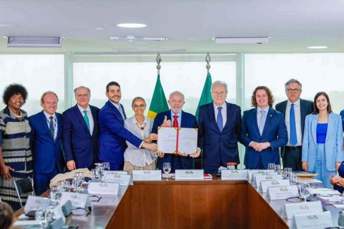 Presidente da República, Luiz Inácio Lula da Silva, durante reunião com o Ministro da Justiça e Segurança Pública, Ricardo Lewandowski, e Ministra do Meio Ambiente e Mudança do Clima, Marina Silva, para envio do Projeto de Lei que aumenta as sanções penais para crimes ambientais, no Pal..cio do Planalto.  -  (crédito:  Ricardo Stuckert / PR; RICARDO STUCKERT)