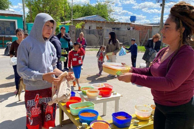 Às vezes, a comida entregue no refeitório é a única refeição do dia da família de Noelia  -  (crédito: BBC)