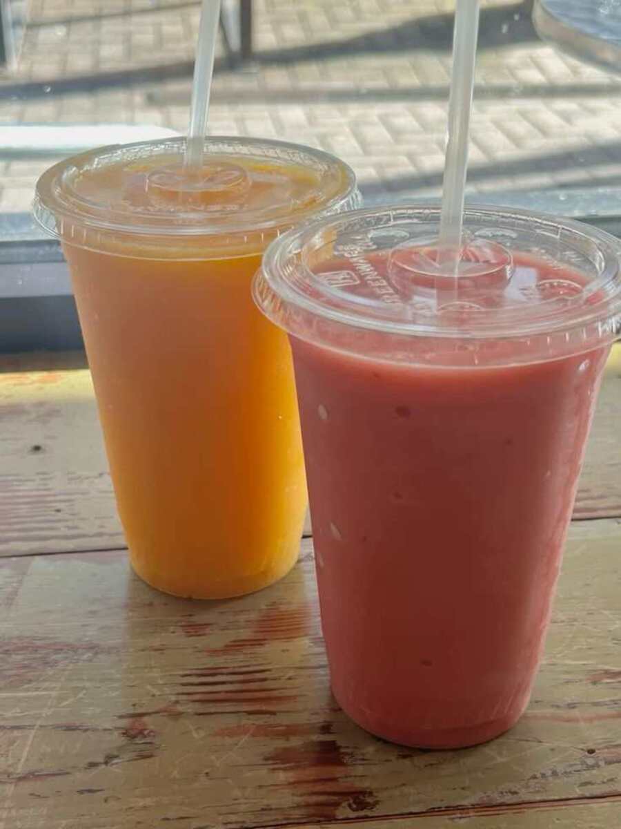 Por serem feitos com ingredientes gelados, os smoothies são bebidas cremosas e refrescantes.