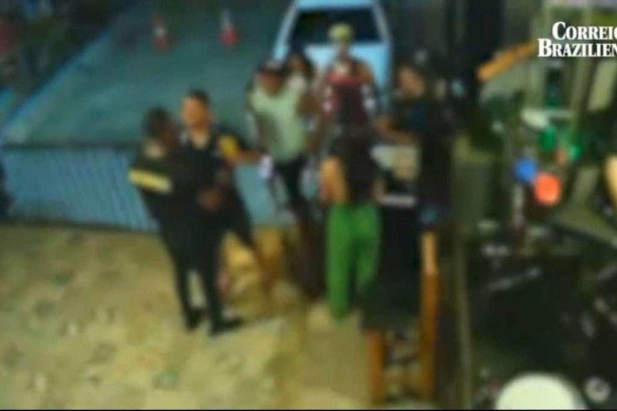 Momento em que o suspeito entra no bar sem ser revistado - (crédito: Reprodução) Momento em que o suspeito entra no bar sem ser revistado - (crédito: Reprodução)