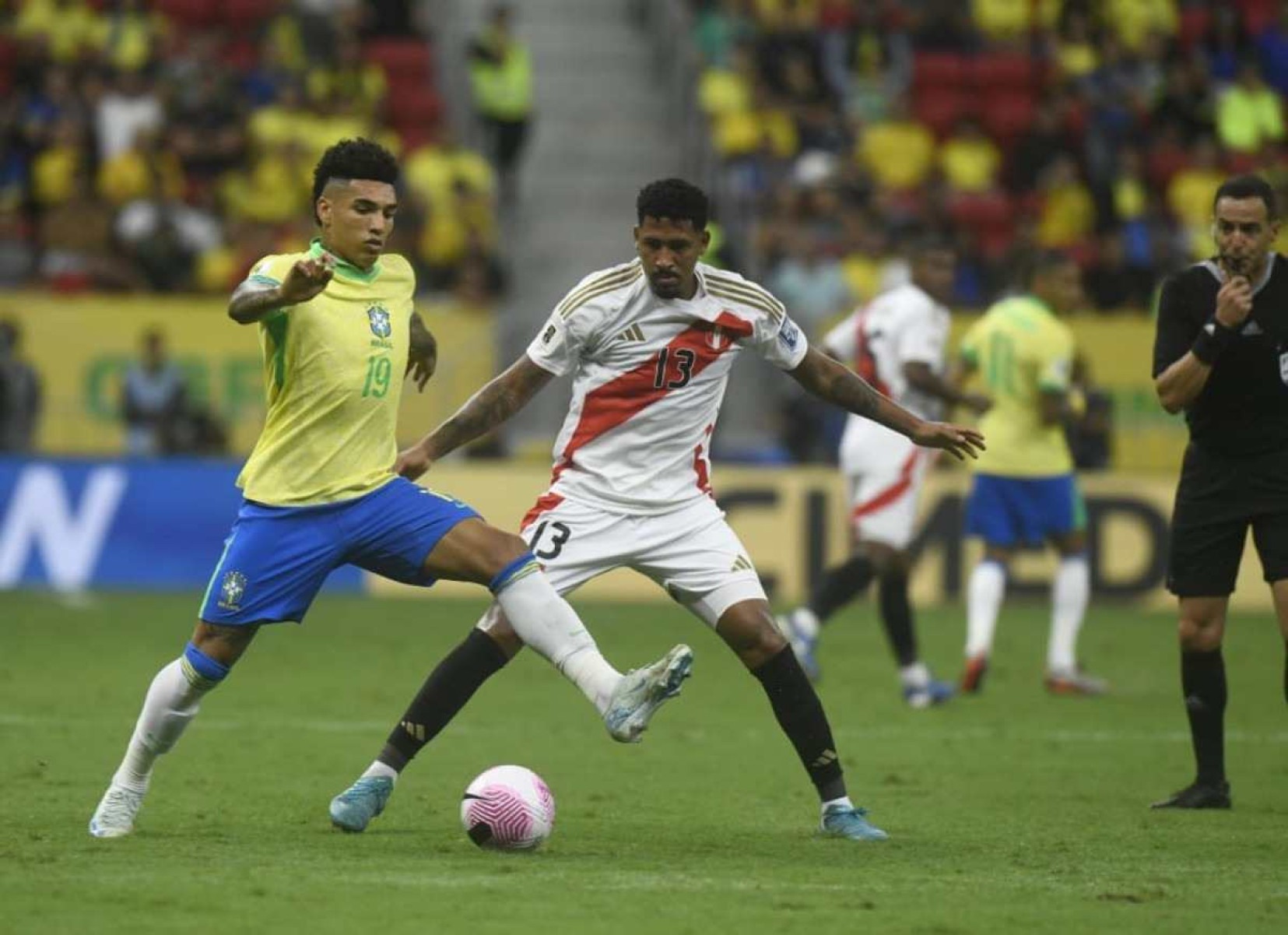 Jogo entre Brasil e Peru, pelas Eliminatórias da Copa do Mundo de 2026, no Estádio Nacional de Brasília 