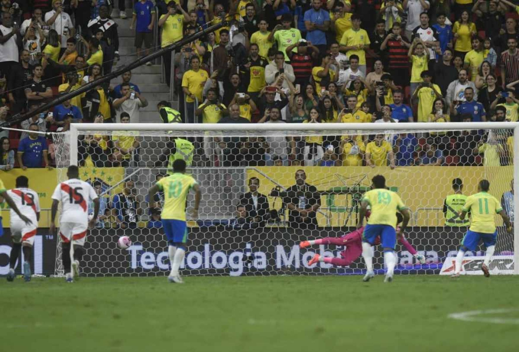 Jogo entre Brasil e Peru, pelas Eliminatórias da Copa do Mundo de 2026, no Estádio Nacional de Brasília 