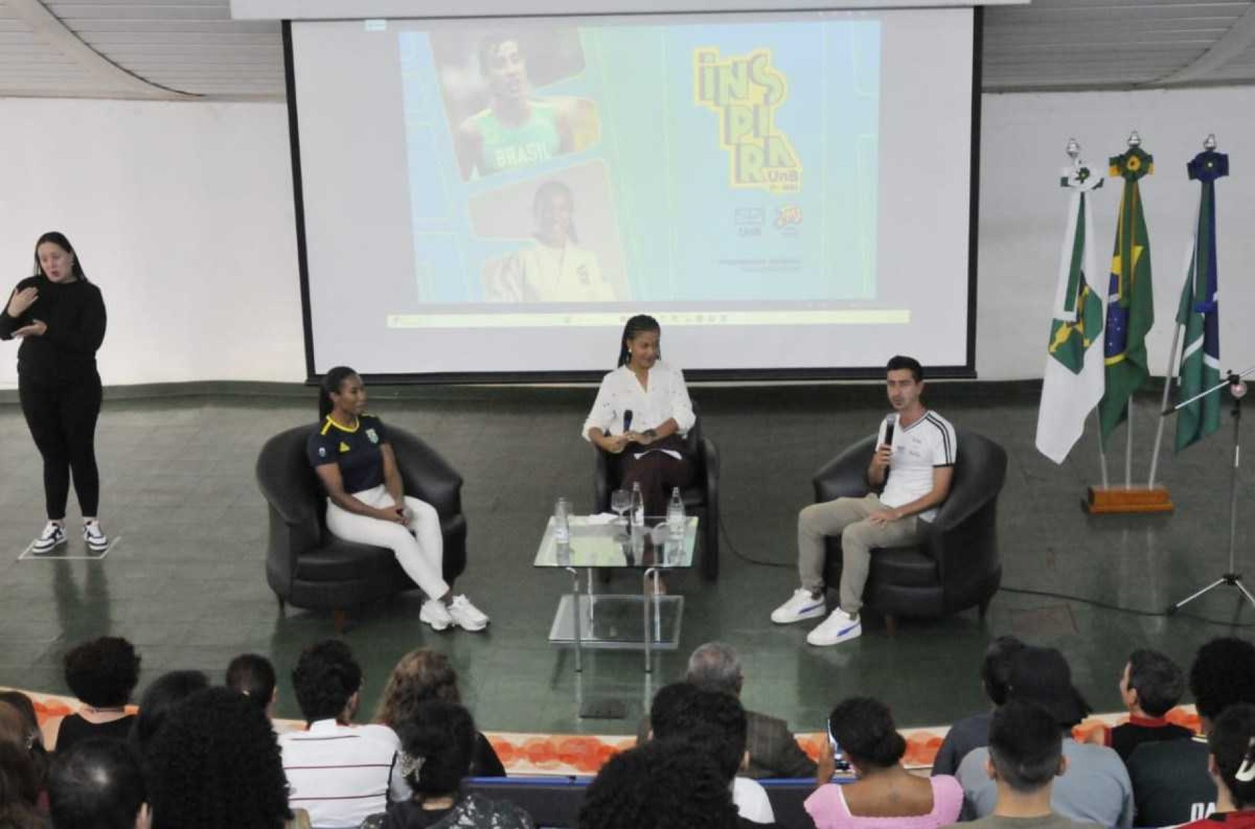 Os atletas brasilienses Caio Bonfim e Ketlen Quadros participaram da abertura do semestre na universidade.