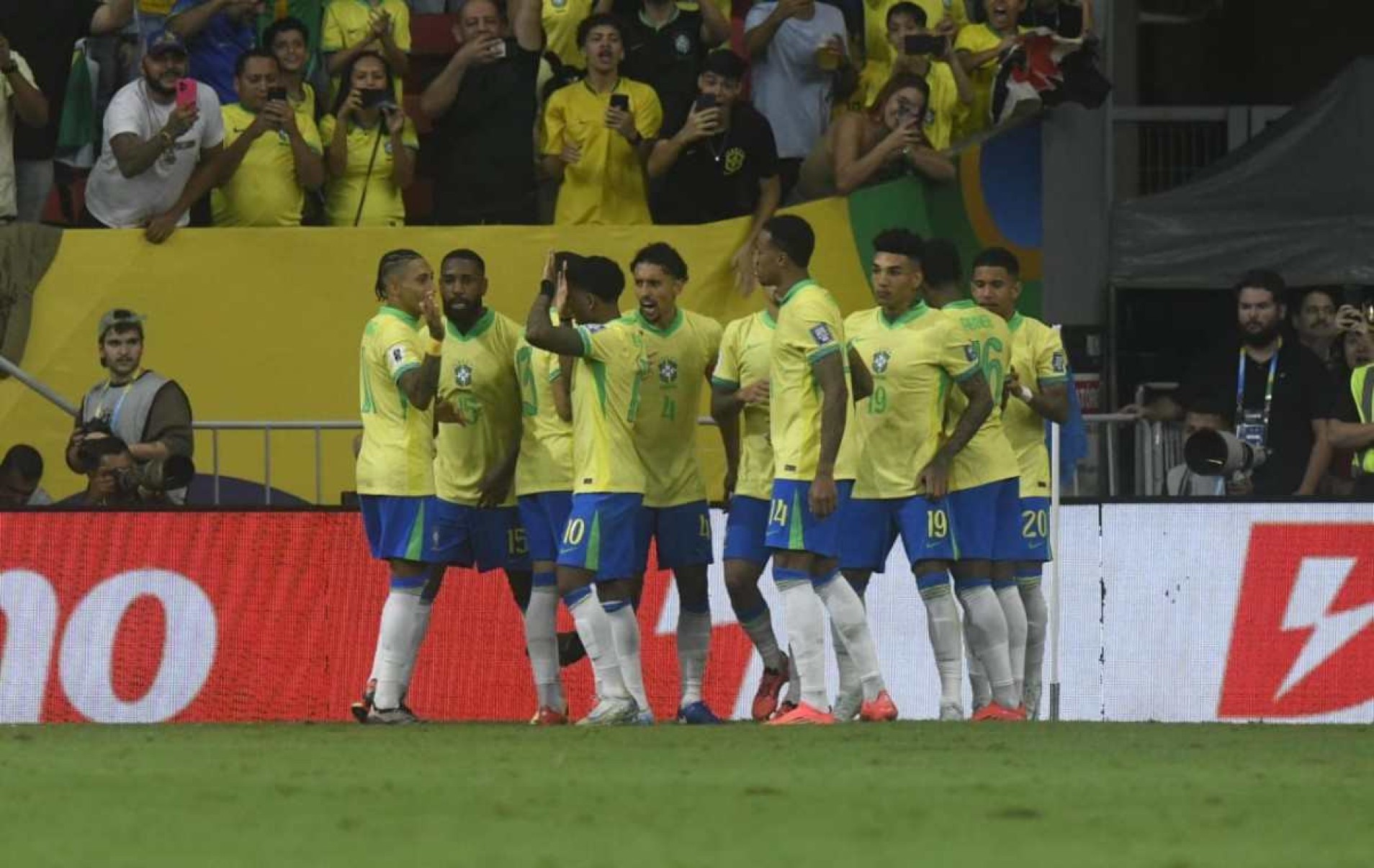 Brasil goleia o Peru em Brasília e ganha fôlego na briga por vaga na Copa