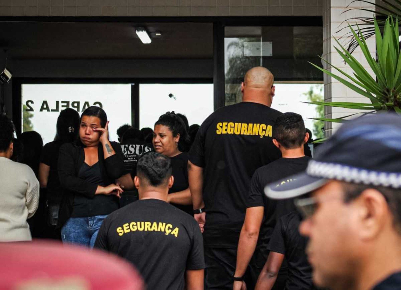 Familiares e amigos se despedem de Jorny Thiago, assassinado em bar