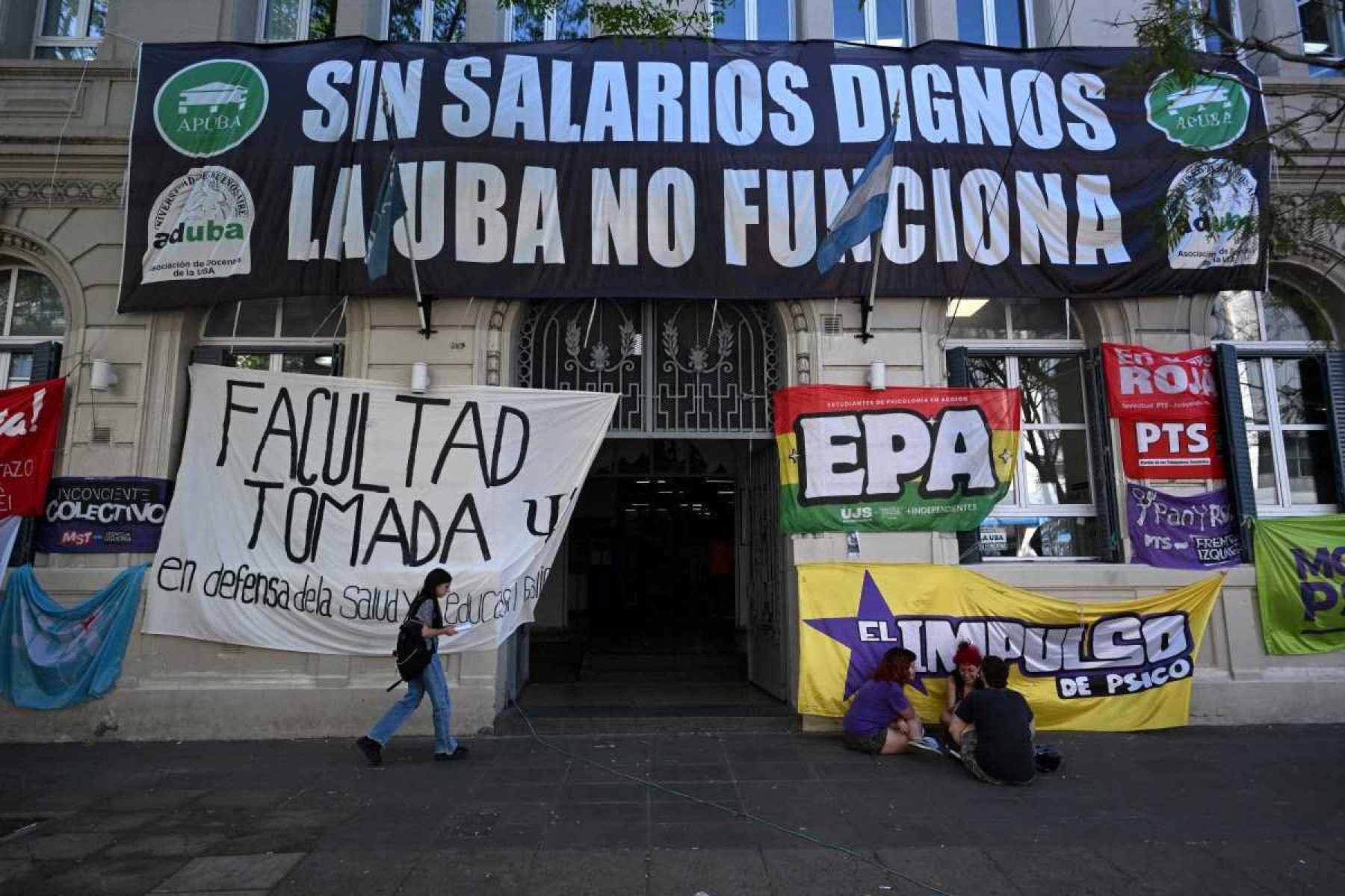 Estudantes argentinos se mobilizam contra ajuste de Milei nas universidades