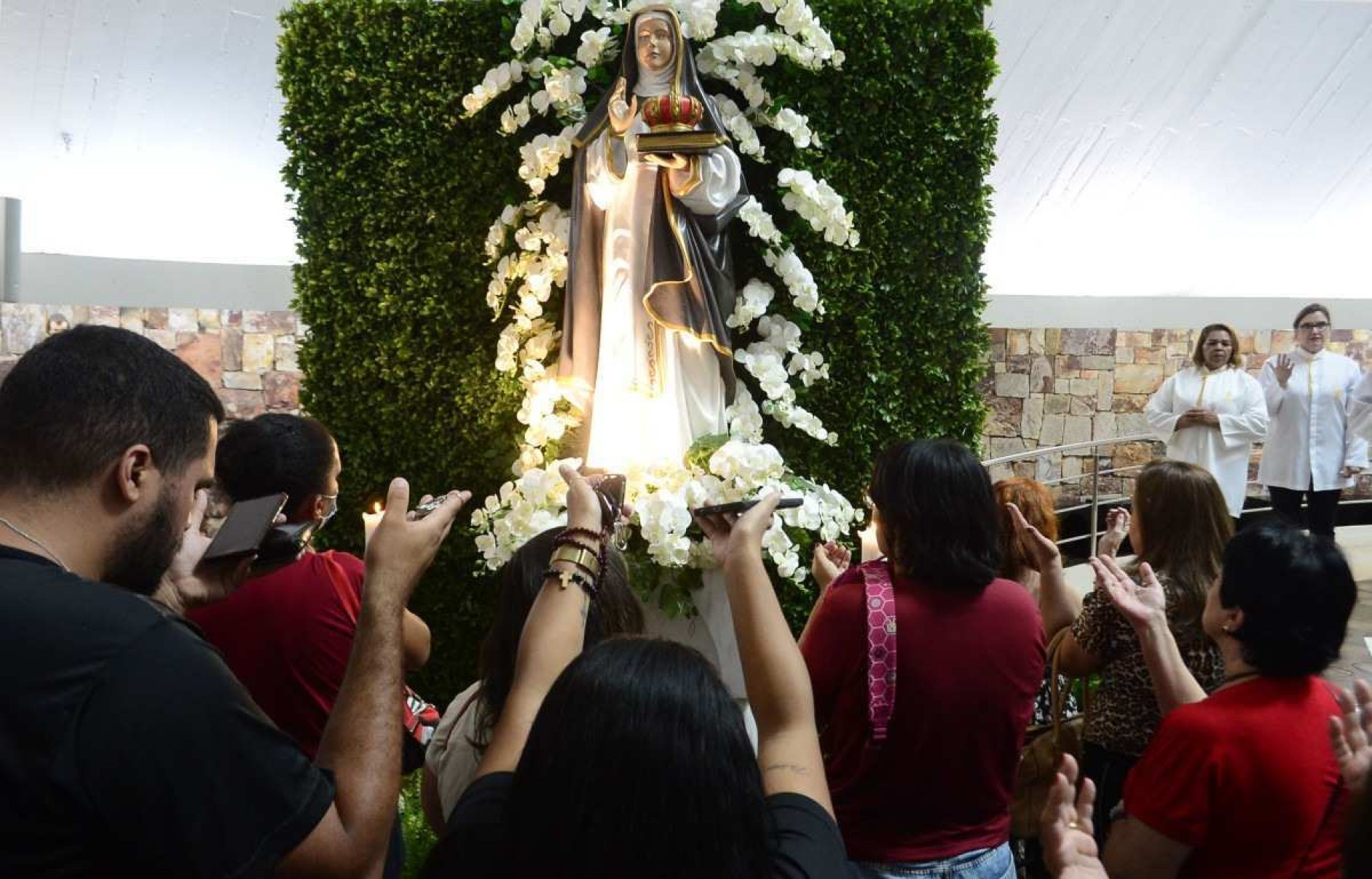 Brasilienses celebram Santa Edwiges, padroeira dos endividados