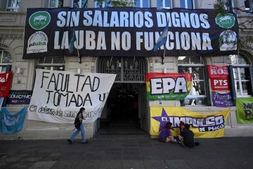 Na Universidade de Buenos Aires, as faculdades de Direito, Medicina, Filosofia e Letras, Ciências Econômicas, Ciências Sociais e Ciências Exatas levaram suas aulas para as ruas em sinal de protesto -  (crédito: Luis ROBAYO / AFP)