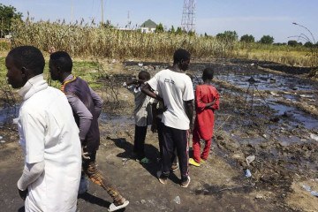 Após o acidente, que aconteceu na localidade de Majia, os moradores correram em direção ao veículo para recolher o combustível derramado, informou Adam -  (crédito: Aminu ABUBAKAR / AFP)