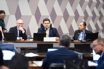 Senadores reunidos na CCJ nesta quarta -  (crédito: Edilson Rodrigues/Agência Senado)