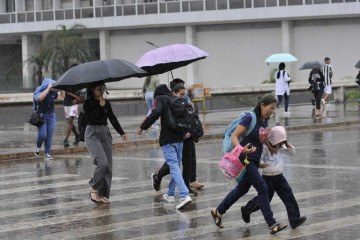  16/10. Minervino Júnior. Chuva na Rodoviária de Brasília. -  (crédito: Minervino Junior/CB/D.A Press)