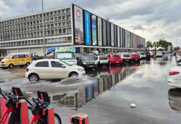 Plano Piloto recebeu chuva, na tarde desta quarta-feira (16/10) -  (crédito: Minervino Júnior)