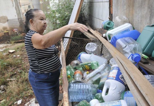  16/10/2024. Crédito: Minervino Júnior/CB/D.A Press. Brasil.  Brasilia - DF. Cuidados com a dengue na Vila Cauhy. Rita Castro. -  (crédito: Minervino Júnior/CB/D.A.Press)