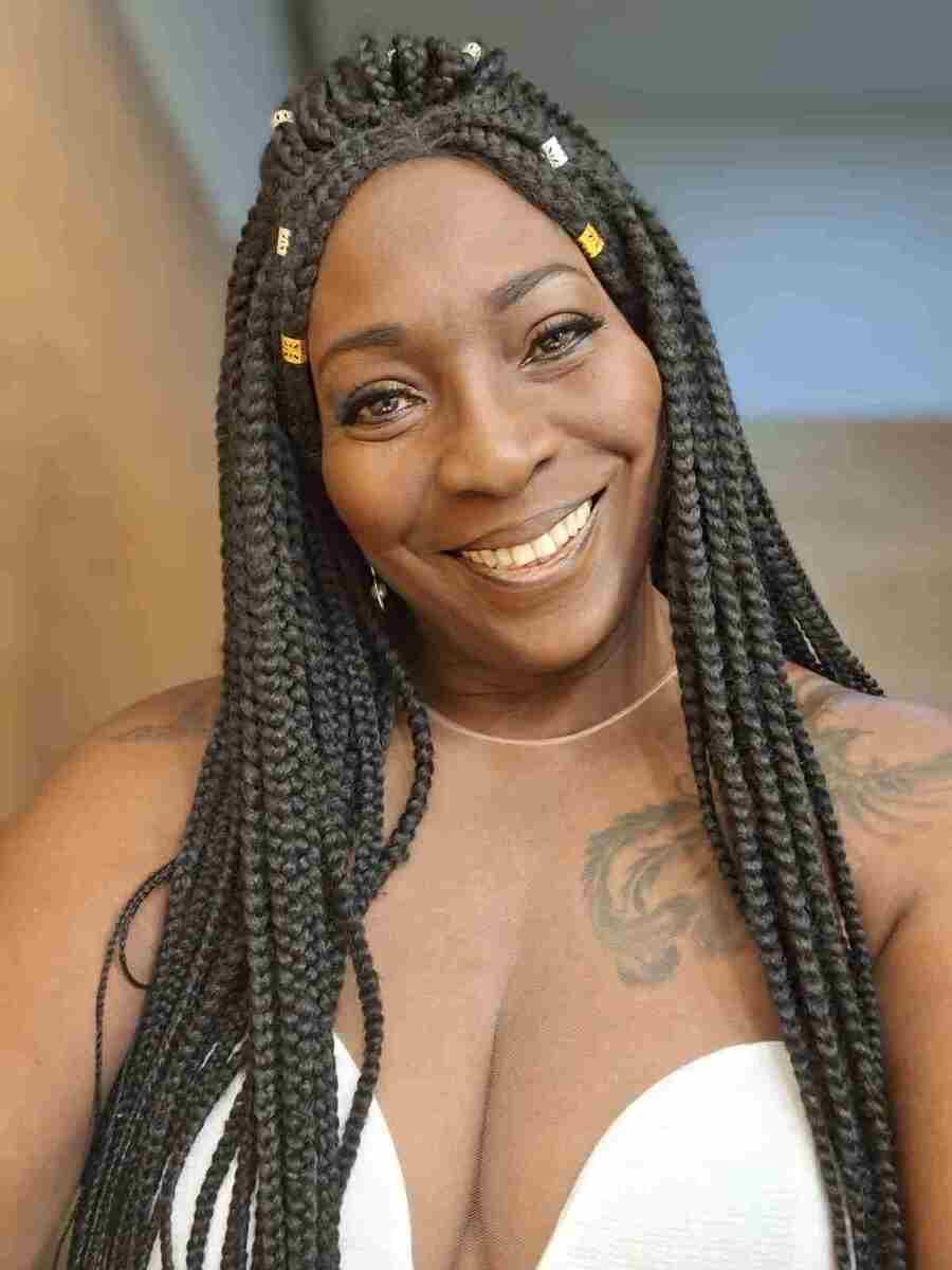 Dhi Ribeiro com seu estilo preferido de tranças, compridas e com enfeites 