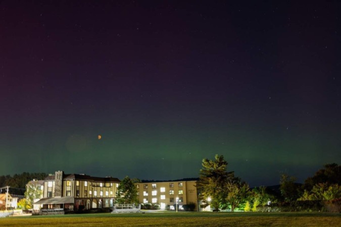 Registro da aurora boreal vista no céu de Nova Iorque na sexta-feira (11/10) -  (crédito: Kena Betancur / AFP)