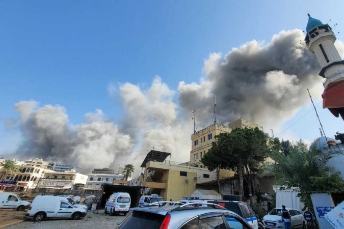 Coluna de fumaça sobe ao céu após bombardeios israelenses à cidade de Nabatiyeh, no sul do Líbano  -  (crédito: Abbas Fakih/AFP)