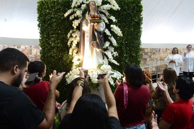 Igreja na 905 Sul ficou lotada o dia inteiro por fiéis, que foram agradecer por graças alcançadas
 -  (crédito: Fotos: Marcelo Ferreira/CB/D.A Press)