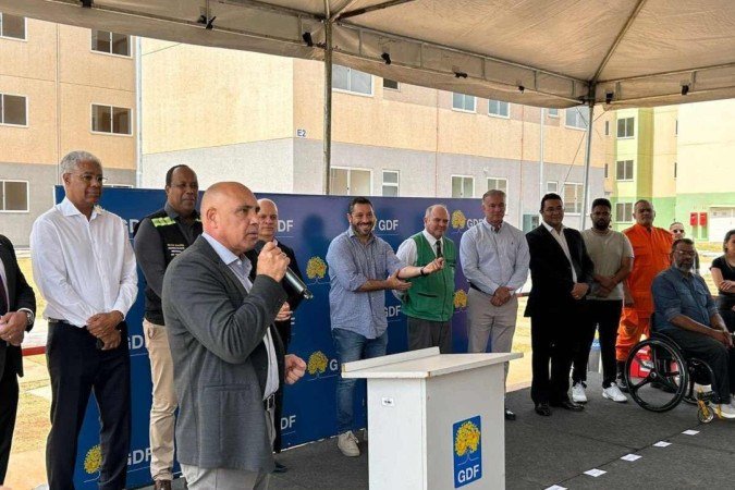 Cinco moradores recebendo a chave dos seus novos apartamentos no Itapoã Parque 