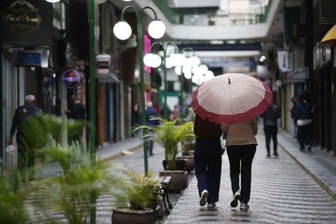 Defesa Civil pede que população evite áreas abertas e encostas, e tome cuidado com quedas de árvores. 