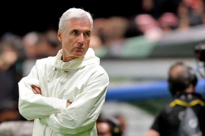  Nassr's Portuguese coach Luis Castro looks on during the friendly football match between Saudi Arabia's al-Nassr FC and the US Inter Miami CF at the Kingdom Arena Stadium in Riyadh on February 1, 2024. (Photo by AFP) (Photo by -/AFP via Getty Images)
     -  (crédito:  AFP via Getty Images)