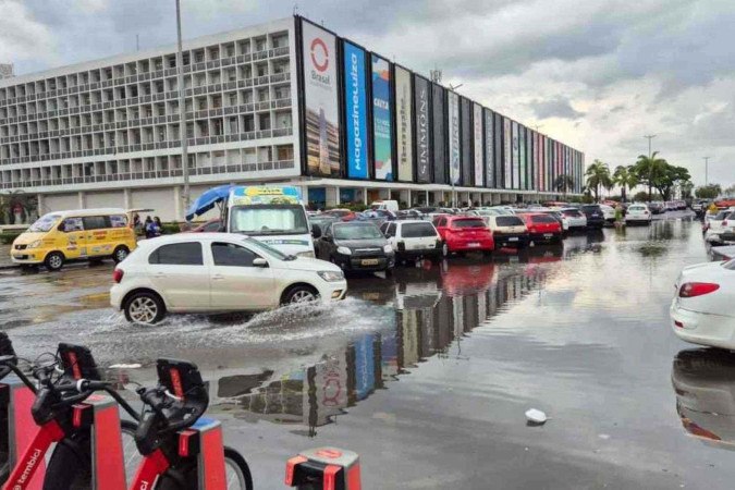 Plano Piloto recebeu chuva, na tarde desta quarta-feira (16/10) -  (crédito: Minervino Júnior)