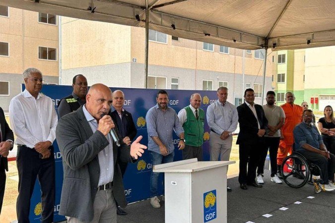 Cinco moradores recebendo a chave dos seus novos apartamentos no Itapoã Parque 