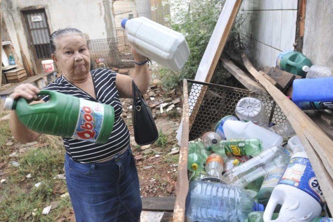 As garrafas que Rita estoca para fazer artesanato ficam tampadas