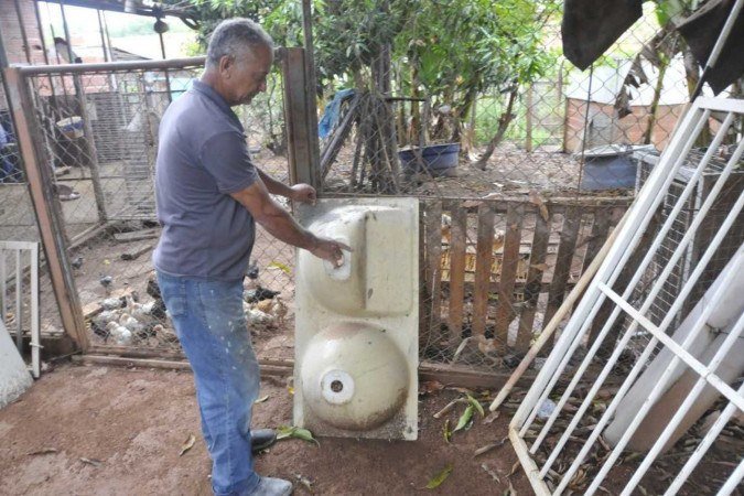  16/10/2024. Crédito: Minervino Júnior/CB/D.A Press. Brasil.  Brasilia - DF. Cuidados com a dengue na Vila Cauhy. Carlos Antônio Figueiredo.