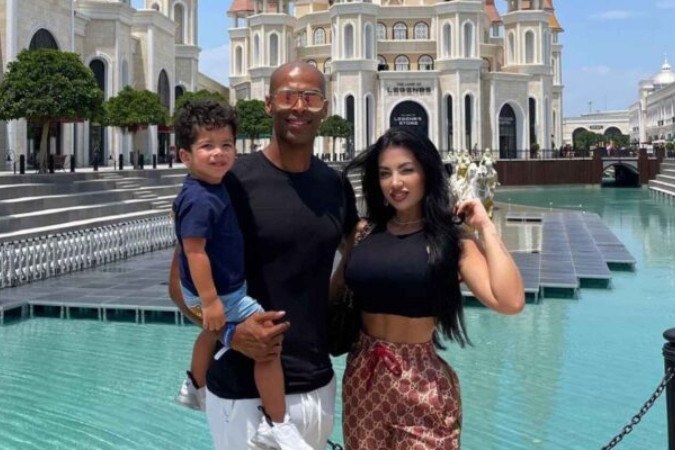 Naldo, zagueiro brasileiro, em momento privado com a esposa e o filho -  (crédito: Foto: Reprodução/Instagram)