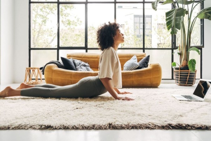 Alguns exercícios podem ajudar a melhorar as dores nas costas (Imagem: Daniel Hoz | Shutterstock) -  (crédito: EdiCase)