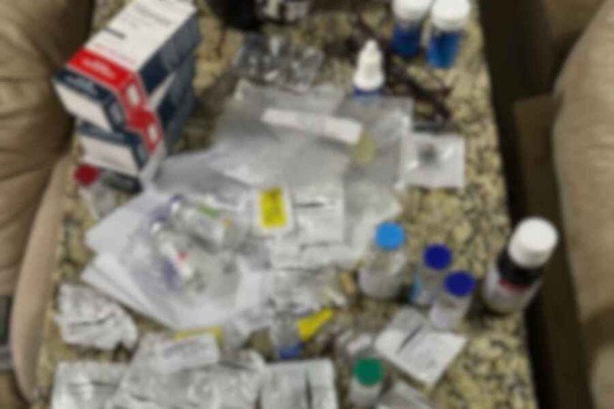 Durante a operação realizada nesta quarta-feira (16/10) a polícia localizou remédios de uso hospital na casa de enfermeiros - (crédito: Divulgação PCGO) Durante a operação realizada nesta quarta-feira (16/10) a polícia localizou remédios de uso hospital na casa de enfermeiros - (crédito: Divulgação PCGO)