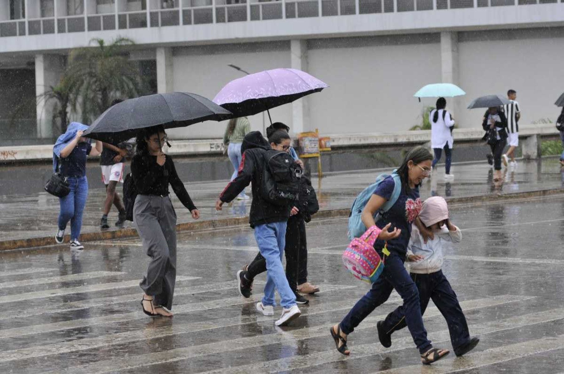 Previsão do tempo: fim de semana de chuva e céu nublado 