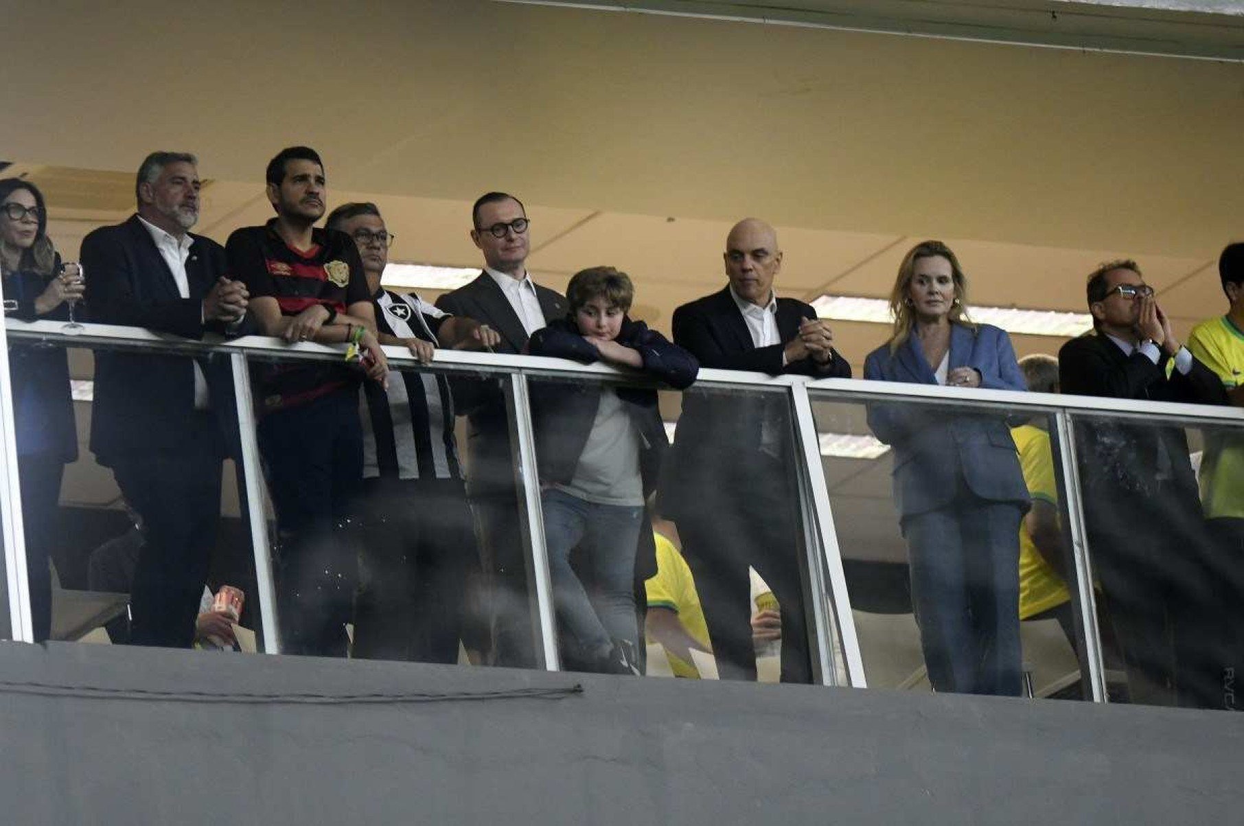  Brasil dominou e goleou a seleção do Peru, por 4 x 0, no estádio Mané Garrincha, em Brasília, para ganhar confiança na segunda vitória seguida pelas eliminatórias da Copa do Mundo de 2026. Raphinha - com dois de pênalti -, Andreas Pereira de voleio e Luiz Henrique fizeram os gols da partida que levam a Seleção a 16 pontos, em quarto lugar.