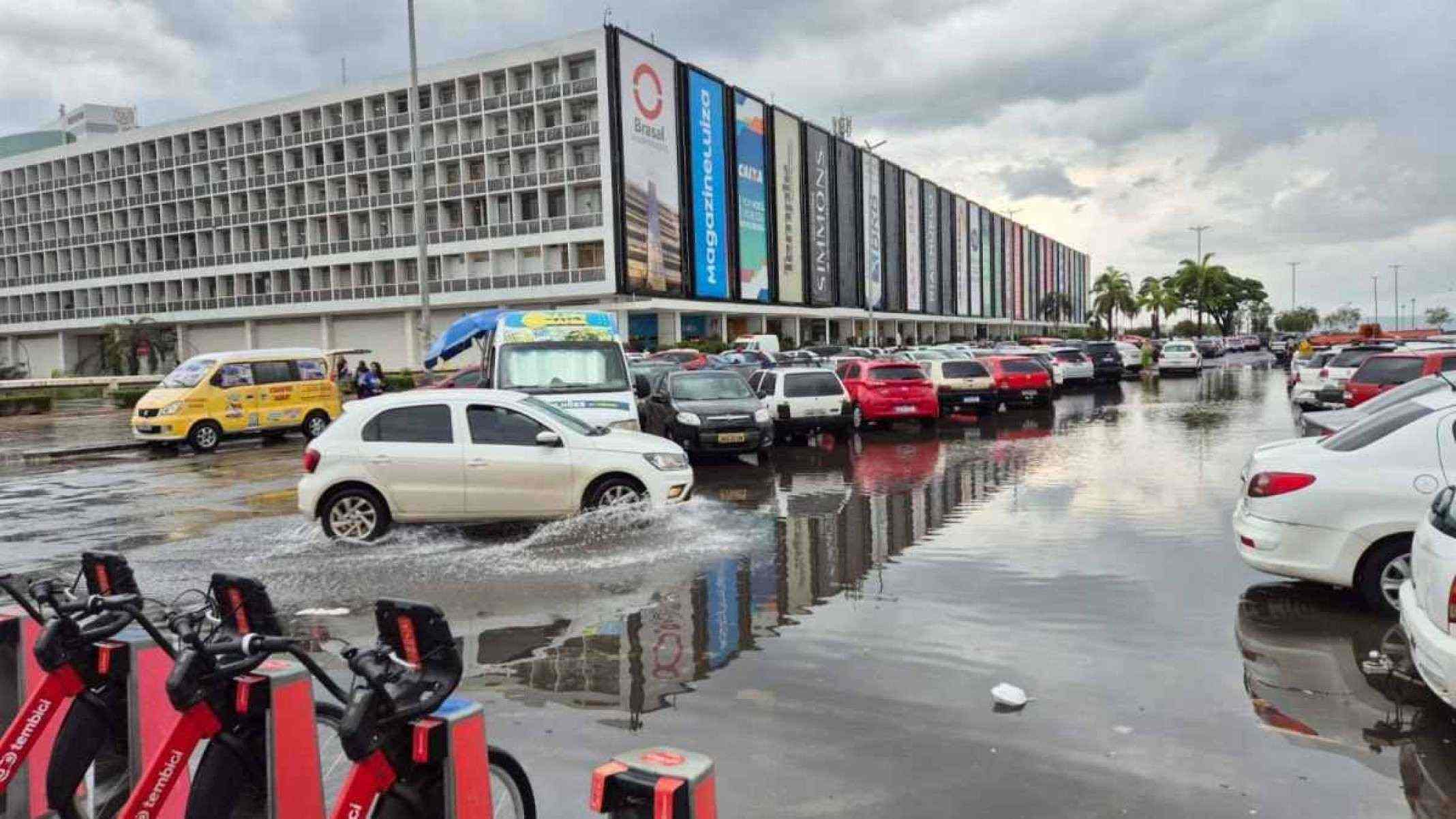 Chuva forte é registrada no DF na tarde desta quarta-feira (16/10)