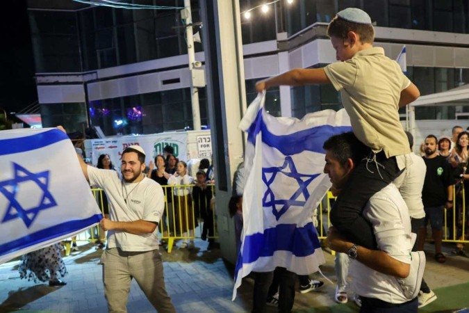 Na cidade costeira de Netanya, festa com dança e demonstrações de patriotismo, com a bandeira