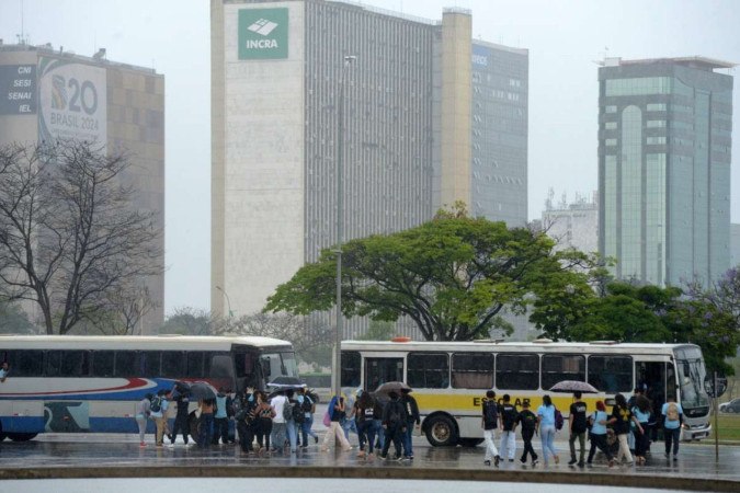  17/10/2024 Credito: Ed Alves/CB/DA.Press. Cidades. Muita chuva na Praça da Republica.  -  (crédito:  Ed Alves/CB/DA.Press)