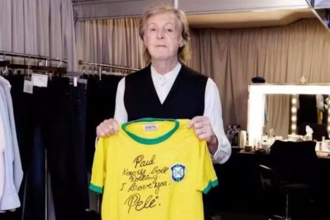 Paul McCartney ganha camisa da Seleção Brasileira autografada por Pelé - (crédito: Foto: Reprodução) Paul McCartney ganha camisa da Seleção Brasileira autografada por Pelé - (crédito: Foto: Reprodução)