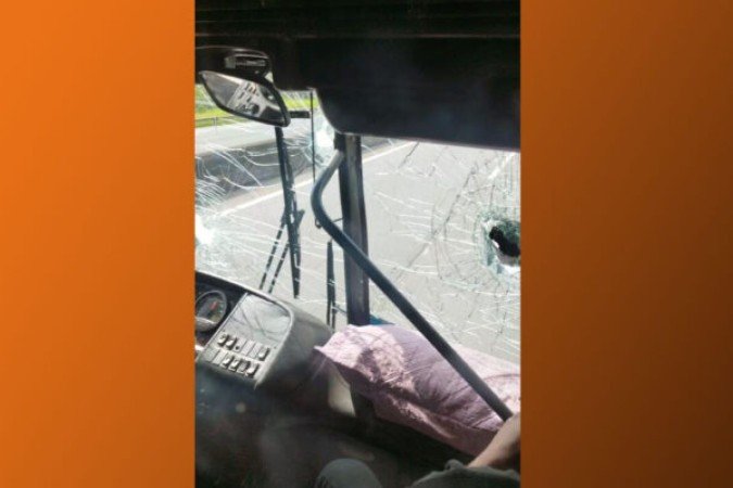 Ônibus com torcedores do Athletico é alvo de emboscada a caminho de São Paulo -  (crédito: Foto: redes sociais)