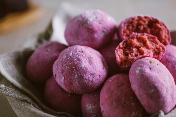 Pão de queijo de batata-doce roxa (Imagem: About64 | Shutterstock) - (crédito: Edicase) Pão de queijo de batata-doce roxa (Imagem: About64 | Shutterstock) - (crédito: Edicase)