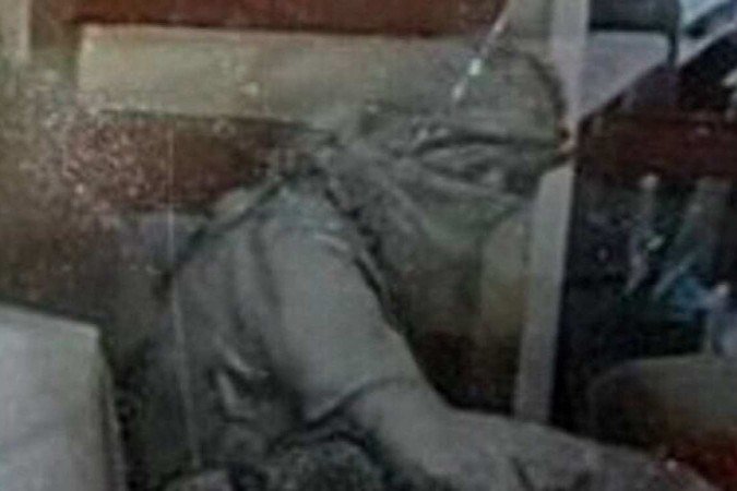 Uma das últimas imagens de Sinwar, flagrada por drone: acuado, ferido no braço e com o rosto coberto
