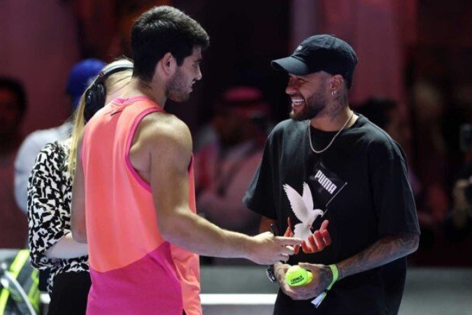  RIYADH, SAUDI ARABIA - OCTOBER 16:  Football player, Neymar of Brazil speaks to Carlos Alcaraz of Spain after his Quarter-final 2 match against Holger Rune of Denmark on day one of the Six Kings Slam 2024 at Kingdom Arena on October 16, 2024 in Riyadh, Saudi Arabia. (Photo by Richard Pelham/Getty Images)
     -  (crédito:  Getty Images)
