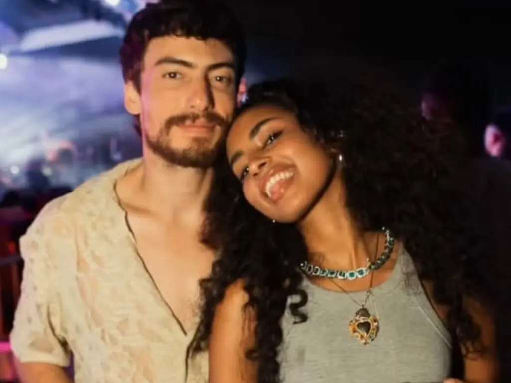 Gabz vive romance com jovem galã nos bastidores de ‘Mania de Você’